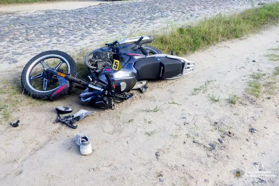 У Сарненському районі мотоцикл перекинувся під час руху: двоє травмованих - фото 1