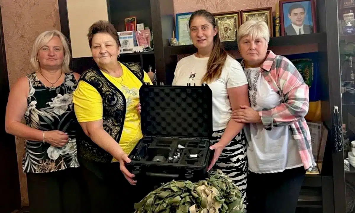 Жителька Рівненщини передала на фронт дрон і маскувальні сітки для прикордонників