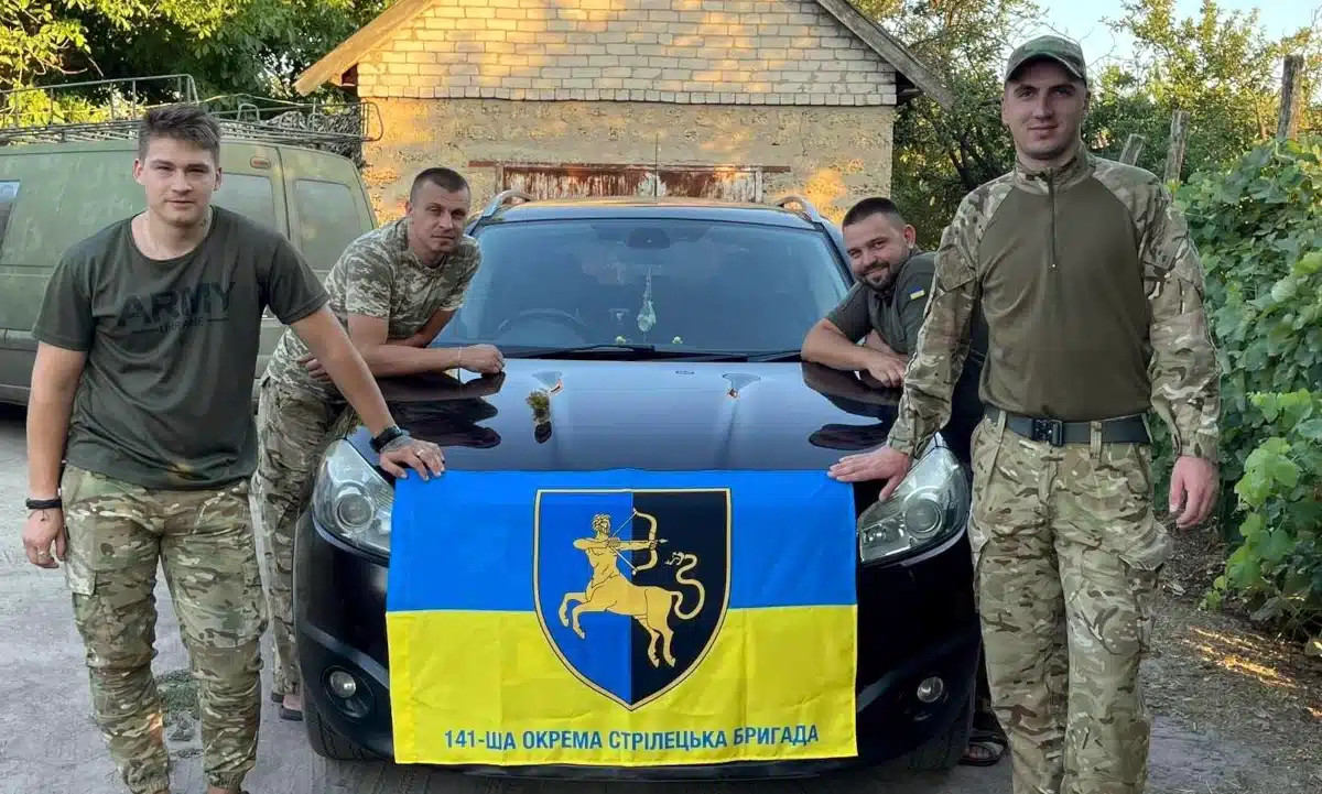 Зорянська громада передала авто для військових на Донеччині