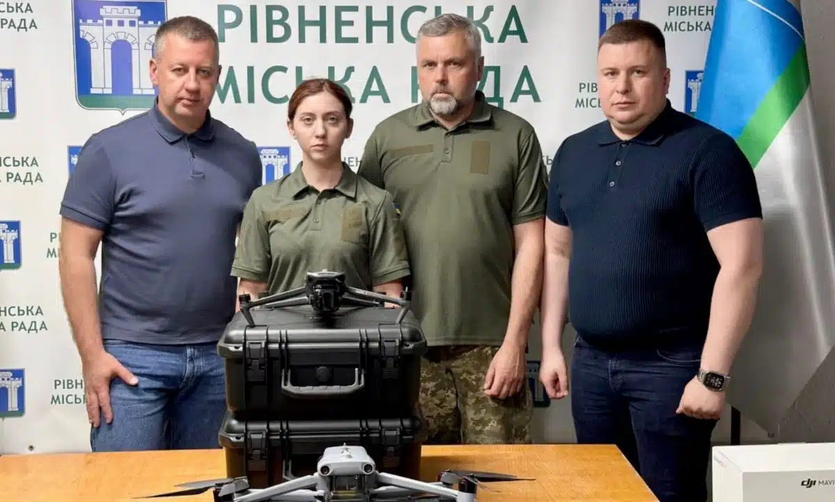 Рівненська громада передала військовим сучасне обладнання для розвідки, зв’язку та автономного живлення