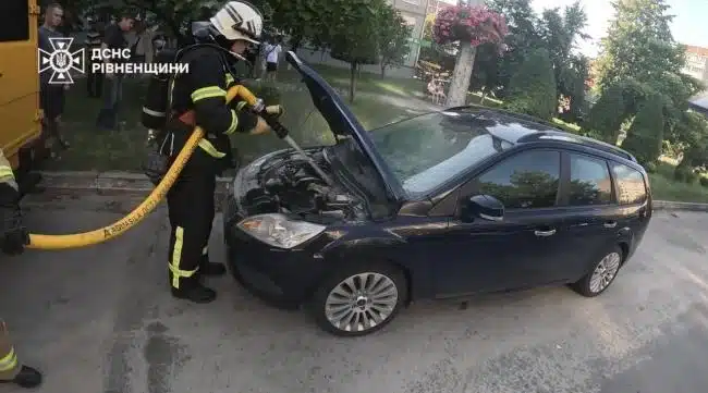 У Вараші загорівся автомобіль: водій загасив полум’я вогнегасником