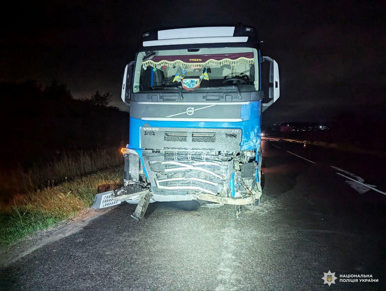 ДТП у Рівненському районі: Renault врізався у фуру після наїзду на косулю