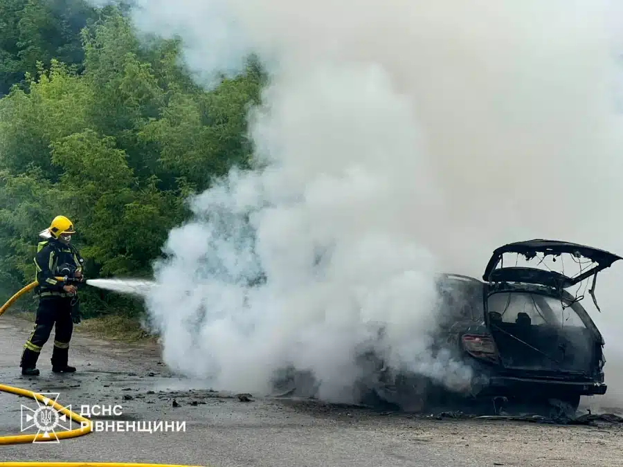 На Дубенщині під час руху загорівся легковик — рятувальники ліквідували пожежу - фото 1