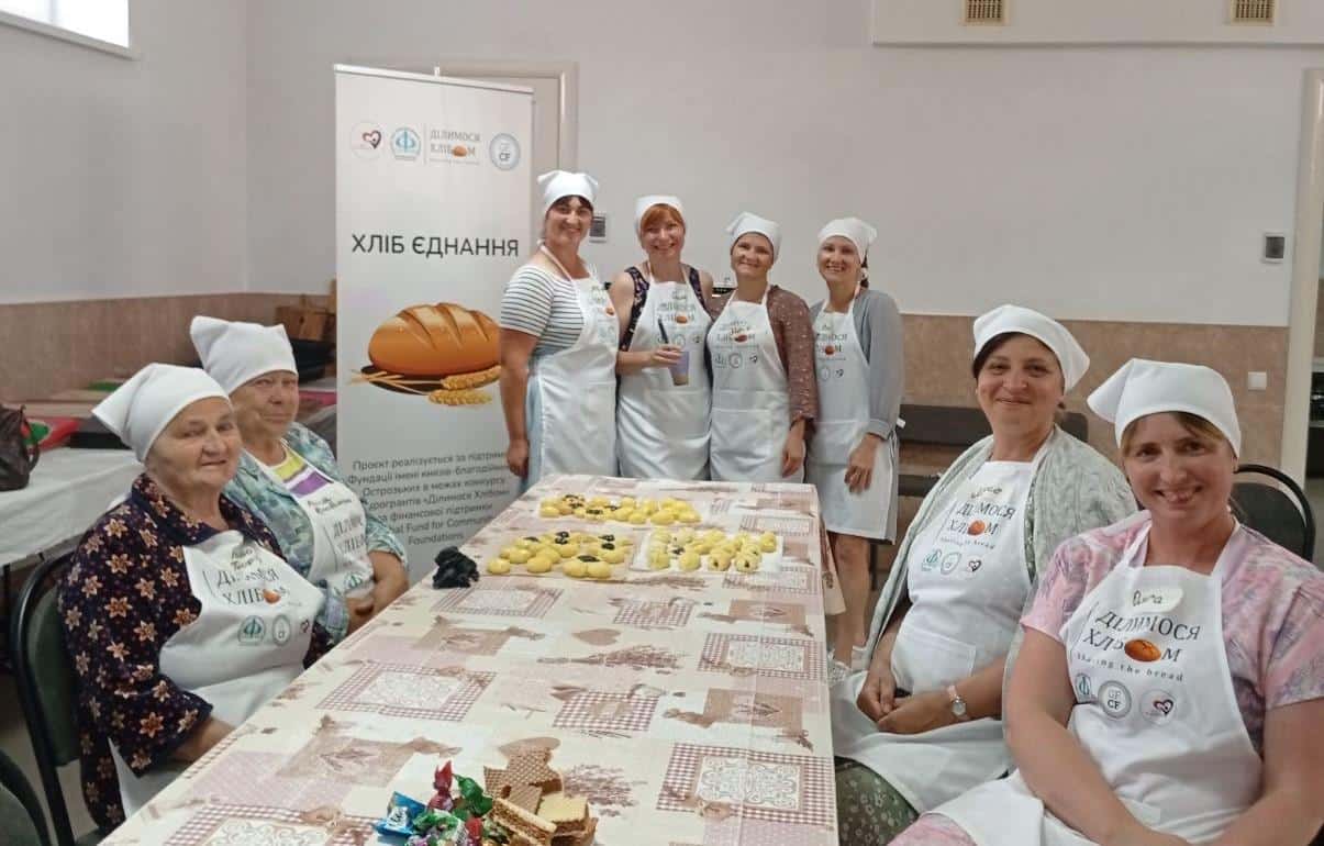 Жінки з Березного пекли хліб для військових у межах проєкту єднання