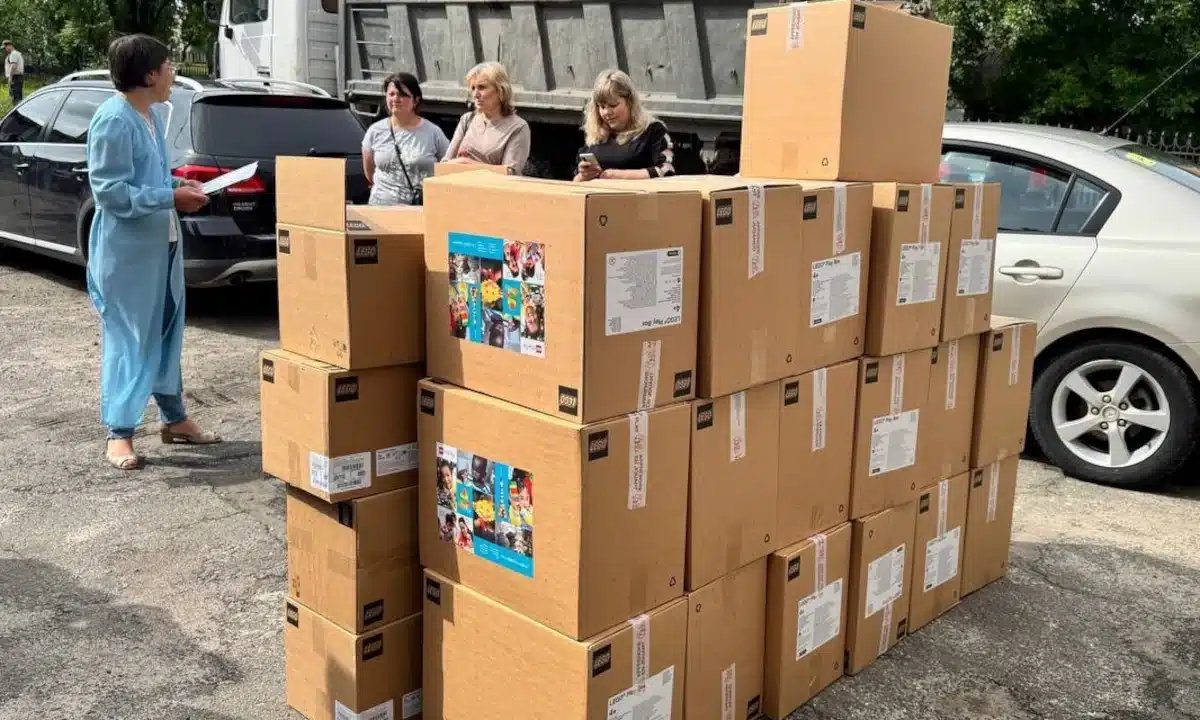 Школи Здолбунівської громади отримали понад 400 наборів LEGO для молодших класів
