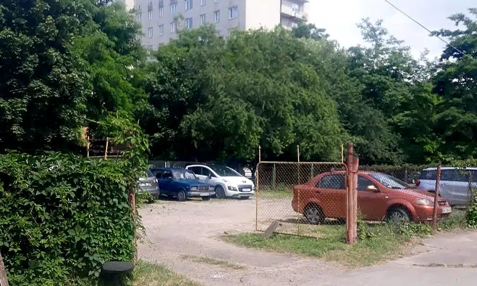 У Рівному жінка незаконно брала гроші за паркування на комунальній землі