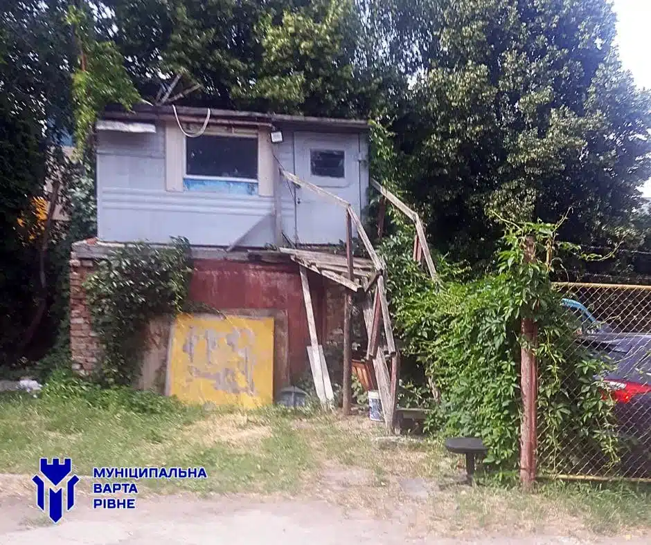 У Рівному жінка незаконно брала гроші за паркування на комунальній землі - фото 1