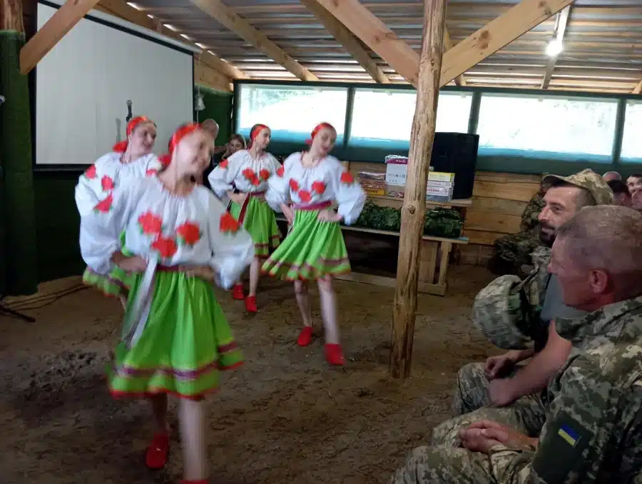 Мелодія вдячності: як аматори з Привільненської громади подарували свято захисникам - фото 5