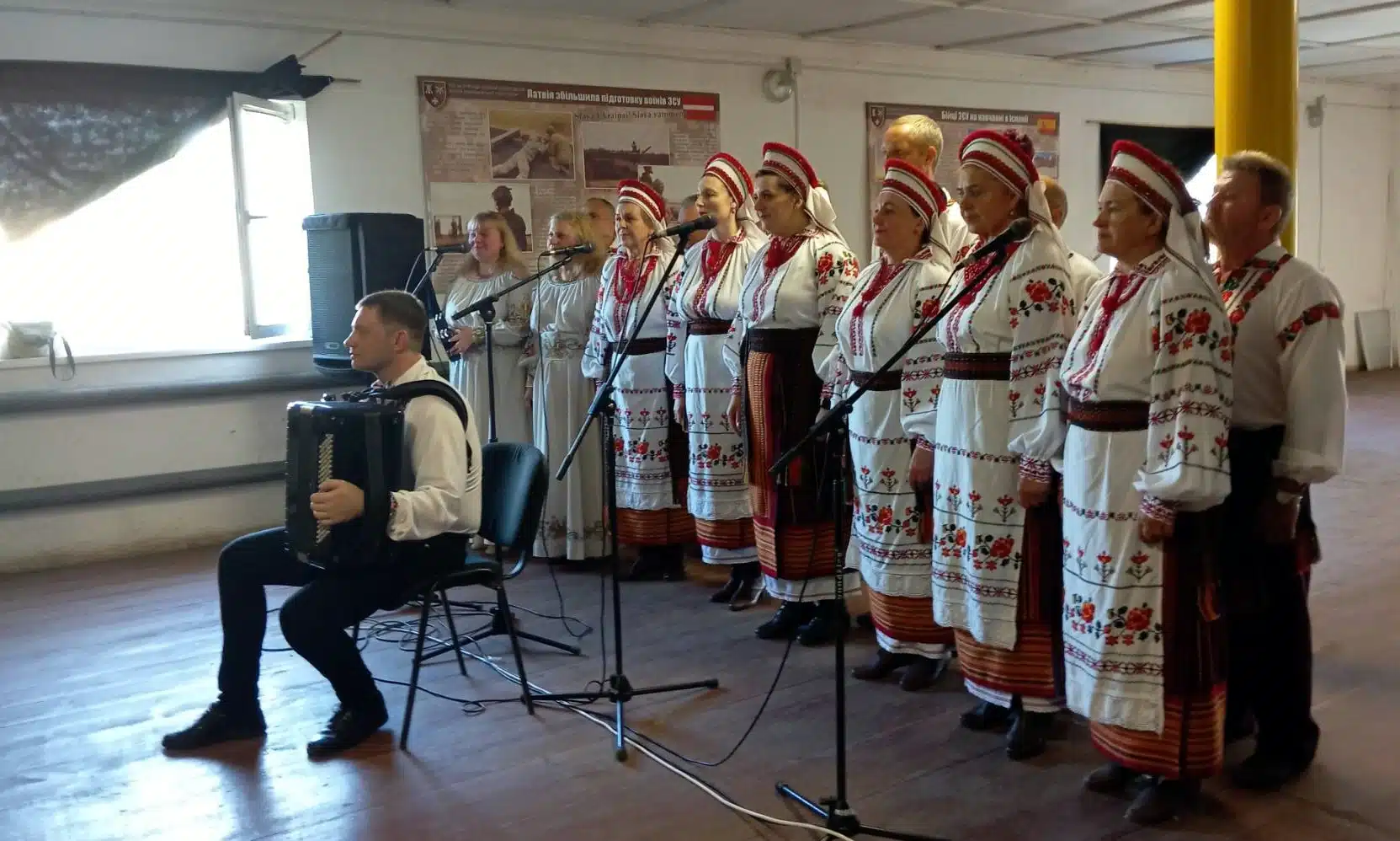 «Ноти підтримки»: аматори з Вараської громади заспівали для військових