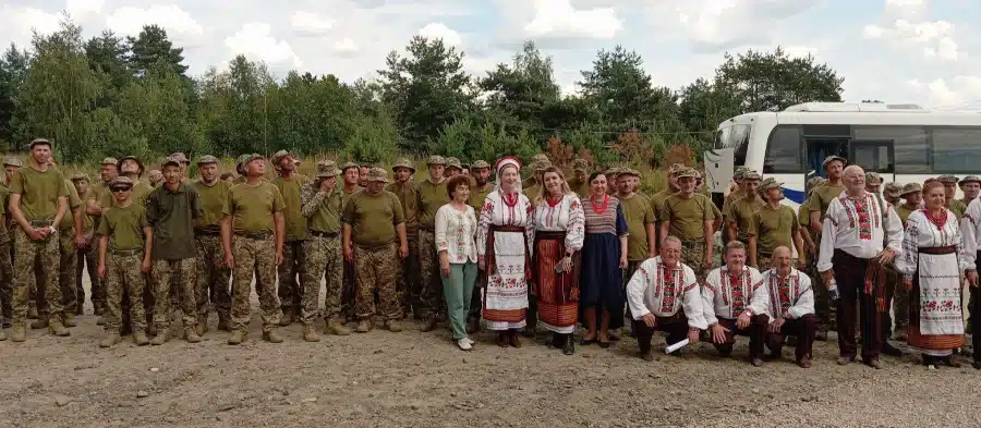 «Ноти підтримки»: аматори з Вараської громади заспівали для військових - фото 4