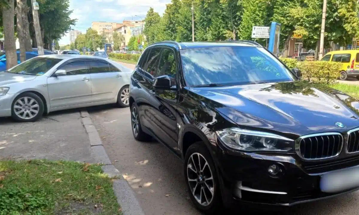 У Рівному за тиждень винесли понад 650 постанов за порушення правил паркування