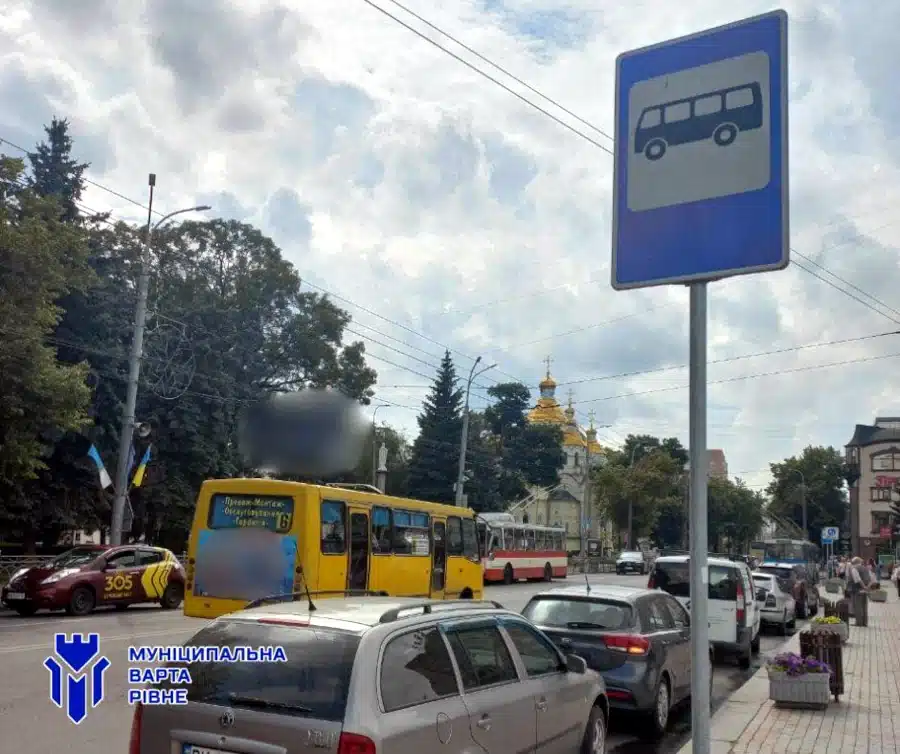 У Рівному за тиждень винесли понад 650 постанов за порушення правил паркування - фото 1