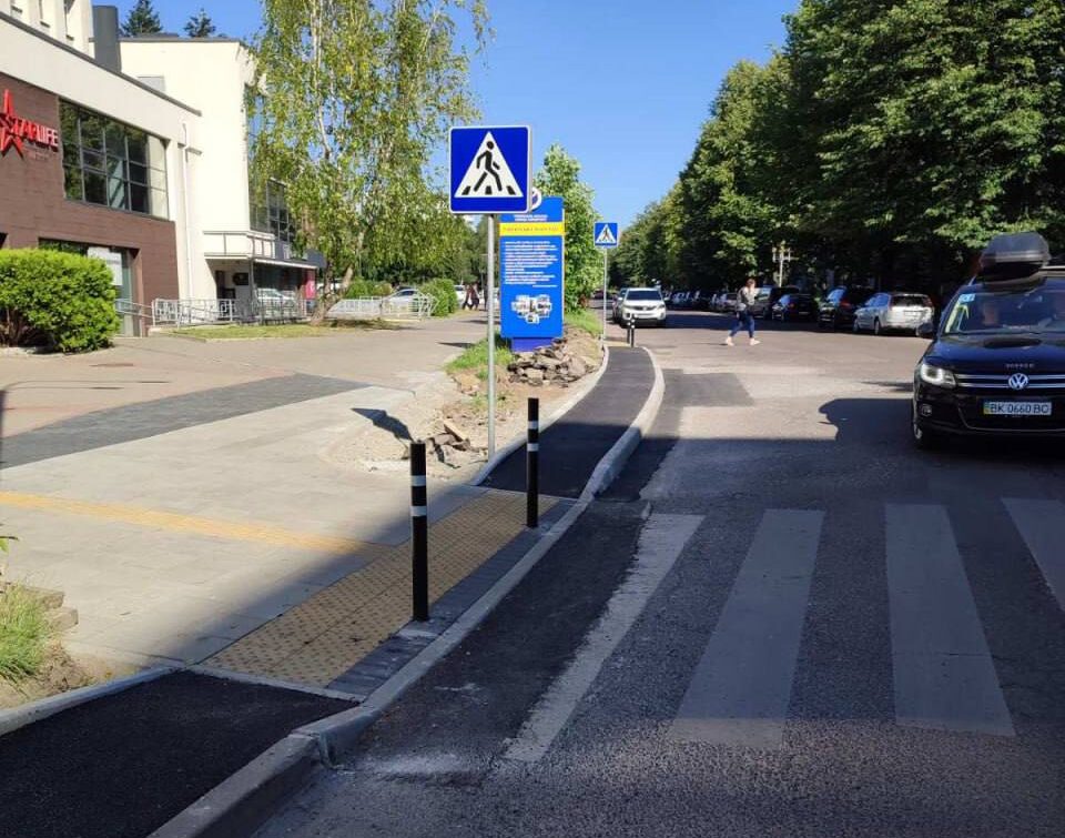 У Рівному облаштували безбар’єрний перехід на вулиці Кавказькій