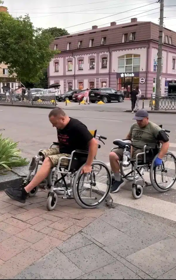 У Рівному перевірили на доступність вулиці та заклади в центрі міста - фото 2 У Рівному перевірили на доступність вулиці та заклади в центрі міста - фото 2