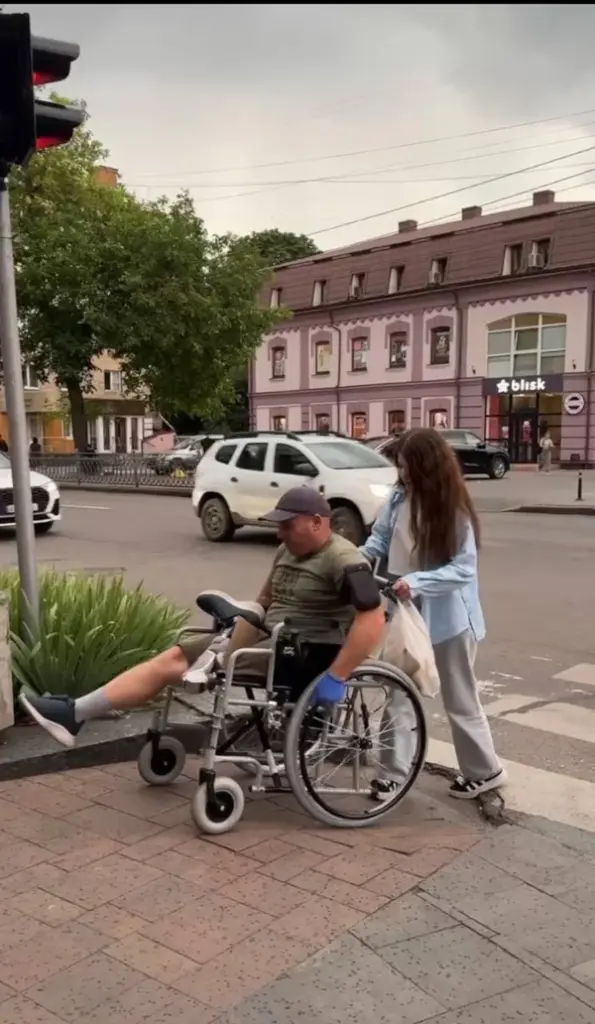 У Рівному перевірили на доступність вулиці та заклади в центрі міста - фото 3 У Рівному перевірили на доступність вулиці та заклади в центрі міста - фото 3