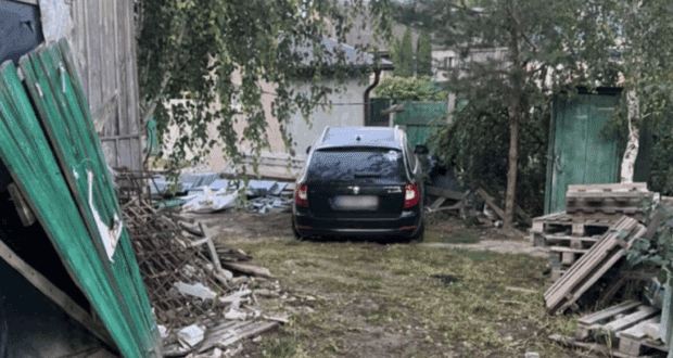 На Рівненщині жінка в’їхала у двір приватного будинку