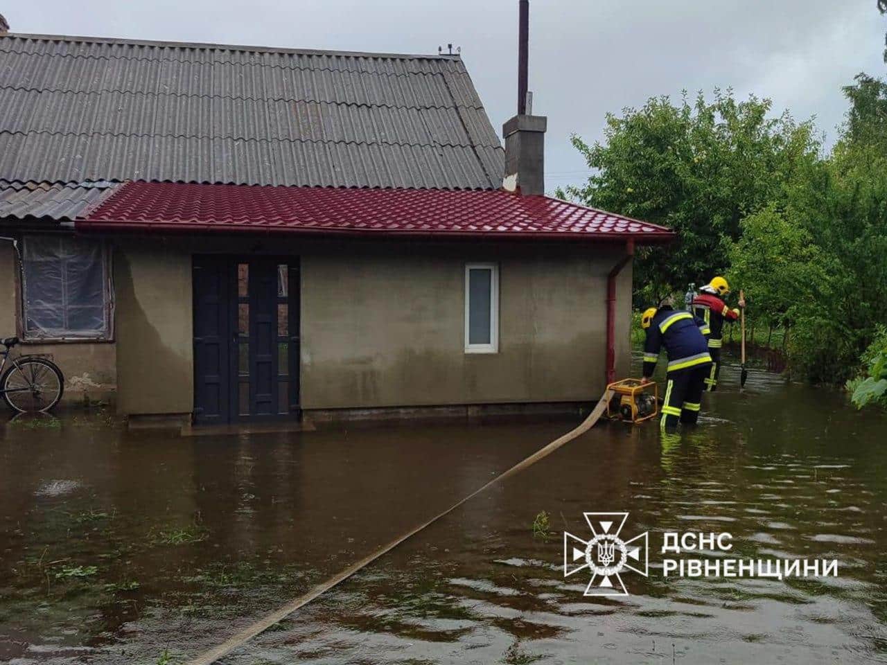 На Дубенщині рятувальники ліквідували наслідки підтоплення після злив
