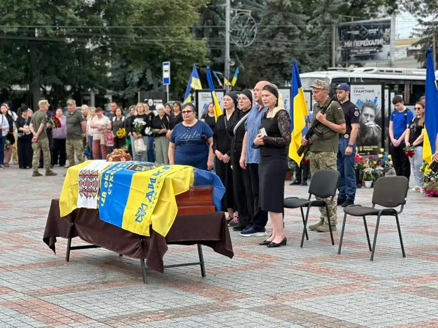 З полеглим сержантом, Олександром Андріановим, попрощались у Рівному - фото 1