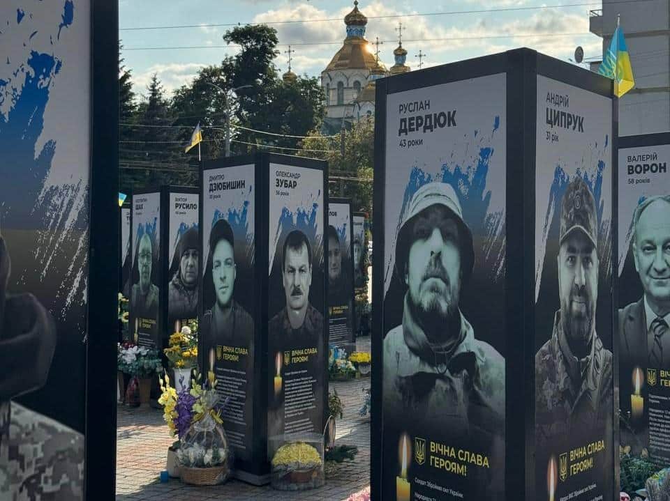 Інсталяція “Ціна Незалежності” у Рівному поповнилася 21 портретом Героїв