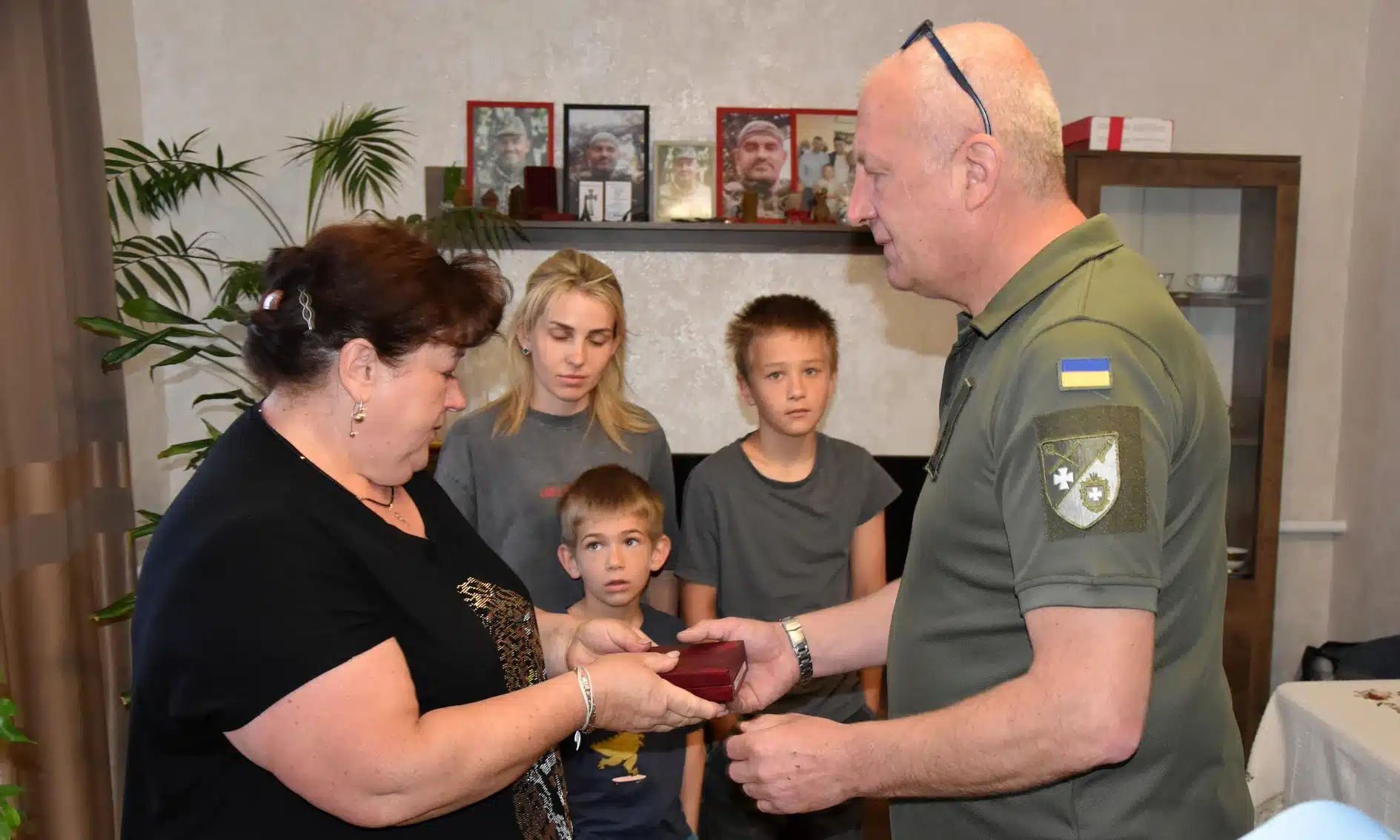 Родині загиблого Героя з Курозван вручили орден «За мужність» III ступеня Родині загиблого Героя з Курозван вручили орден «За мужність» III ступеня