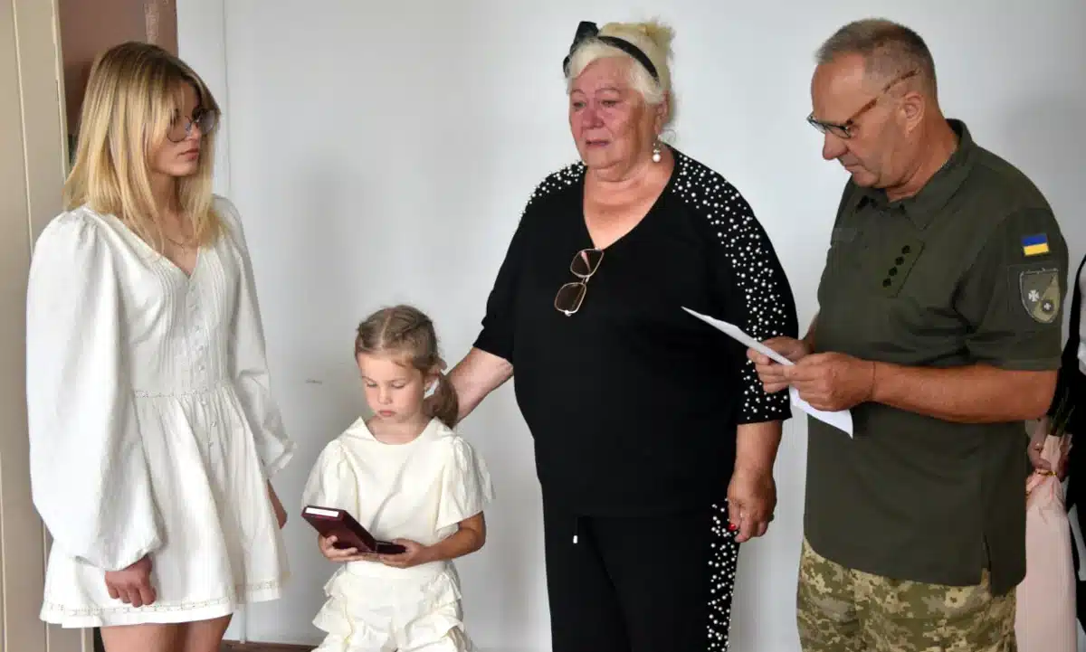 Родині загиблого військового Романа Оліфіра вручили орден «За мужність»