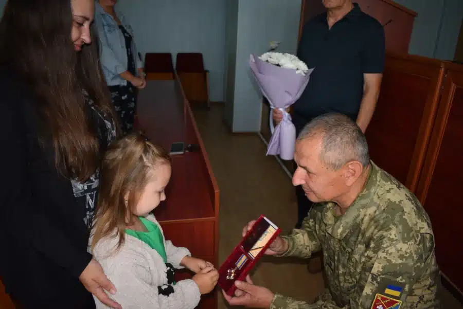 Родині загиблого військового Віталія Шинкарчука з Дубровиці вручили орден «За мужність» - фото 1