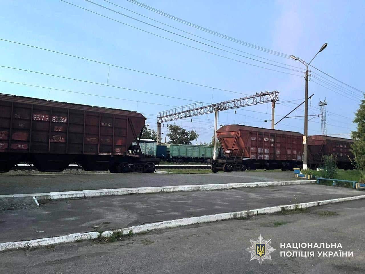 На Рівненщині 14-річного хлопця вдарило струмом на вагоні: медики борються за його життя