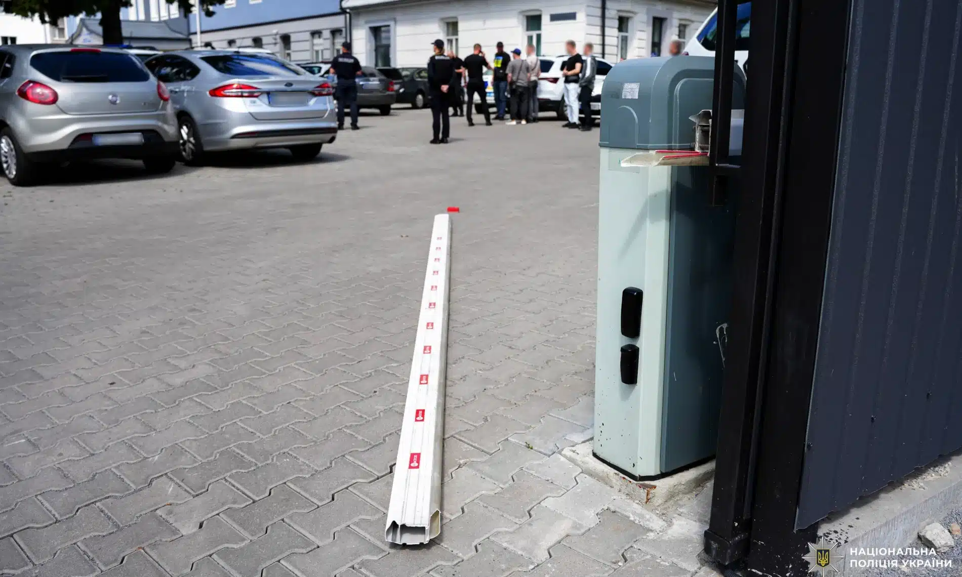 У Рівному водій-втікач протаранив шлагбаум поліції — його притягнули до відповідальності