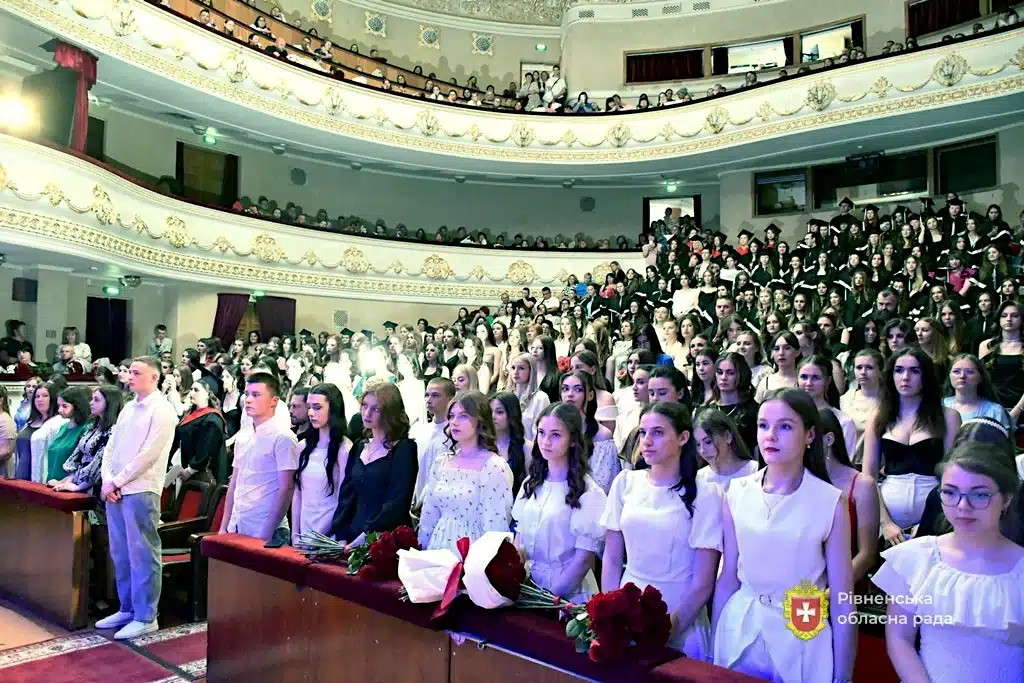 Понад 400 випускників Рівненської медакадемії отримали дипломи - фото 1
