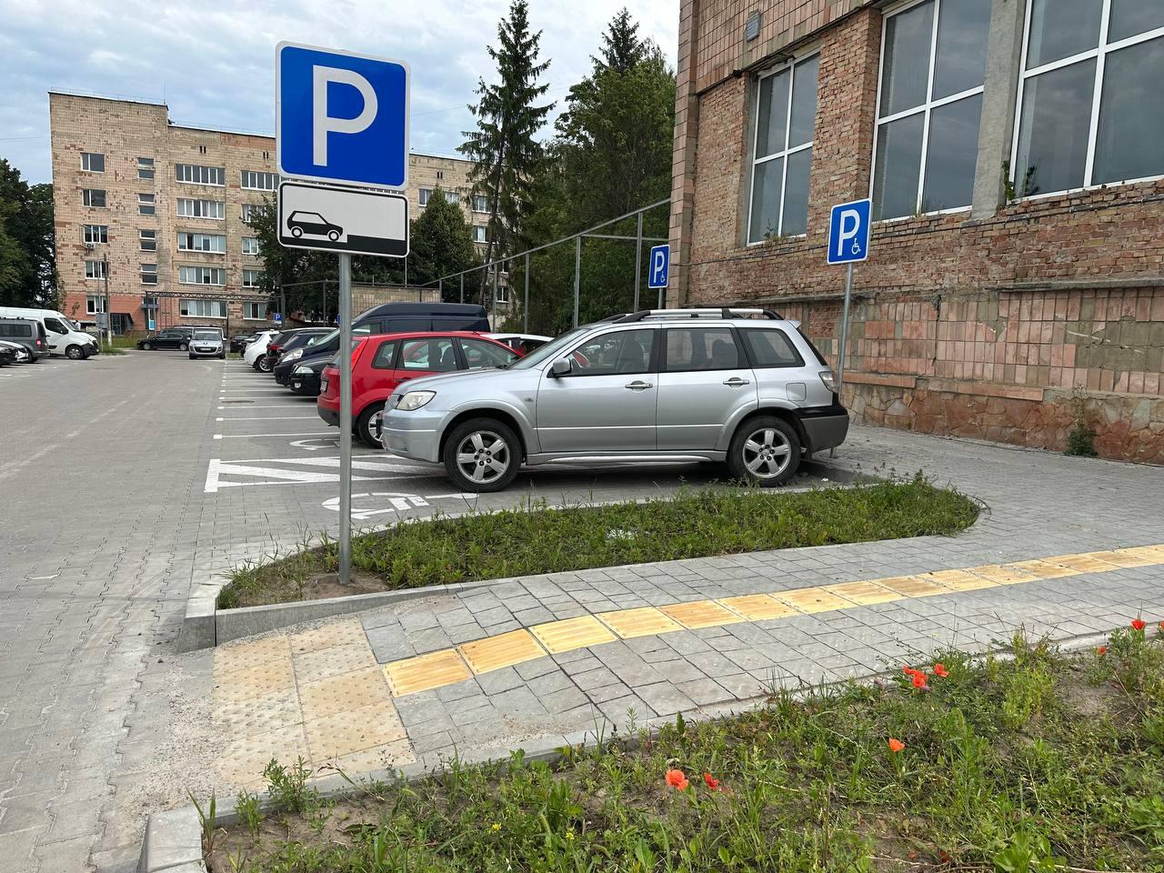 У Рівному перевірили хід будівництва безбар’єрних парковок біля міської лікарні