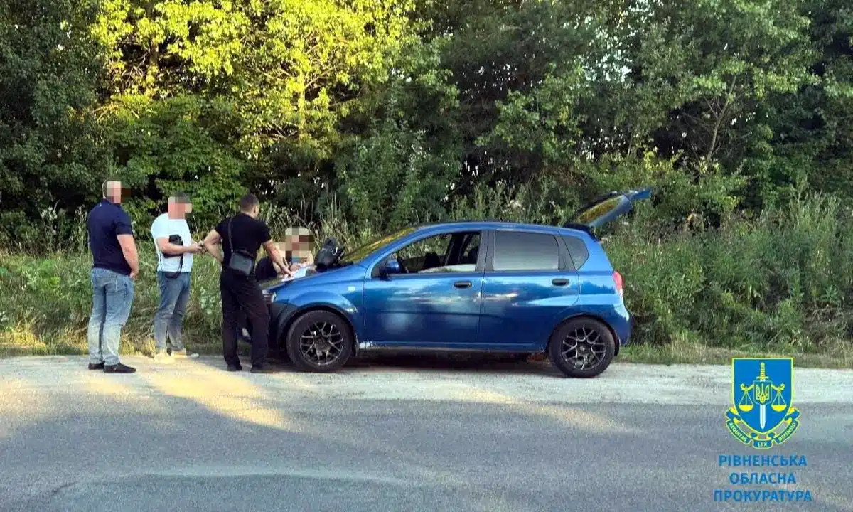 Рівнянці повідомили про підозру у вербуванні для проституції та сприянні вживанню наркотиків