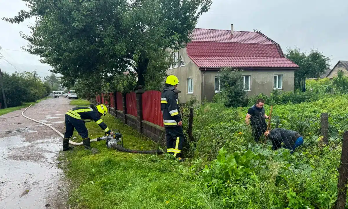 Рятувальники Рівненщини ліквідовують наслідки негоди (ВІДЕО)