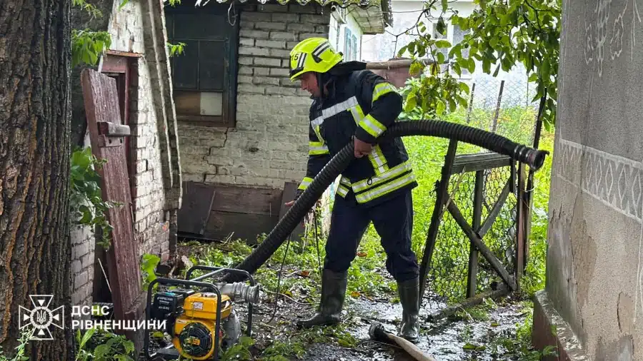 Рятувальники Рівненщини ліквідовують наслідки негоди (ВІДЕО) - фото 1