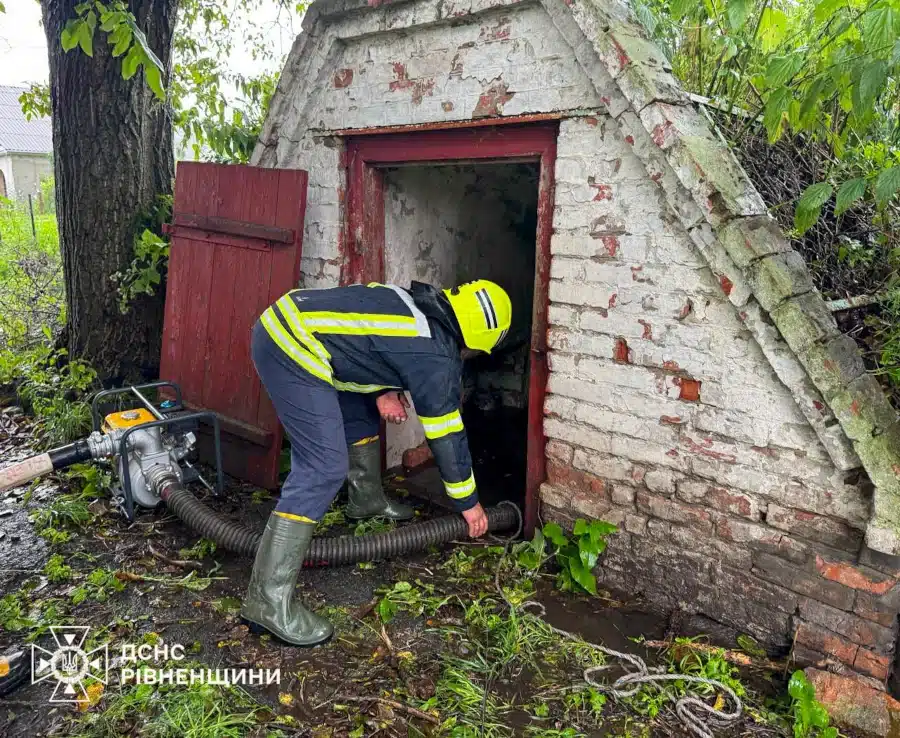 Рятувальники Рівненщини ліквідовують наслідки негоди (ВІДЕО) - фото 2
