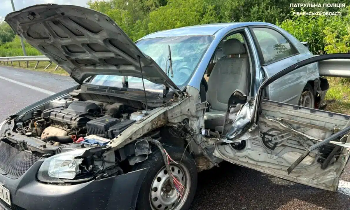 На Дубенщині водій KIA в’їхав у відбійник: у ДТП ніхто не постраждав