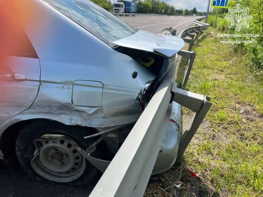 На Дубенщині водій KIA в’їхав у відбійник: у ДТП ніхто не постраждав - фото 1