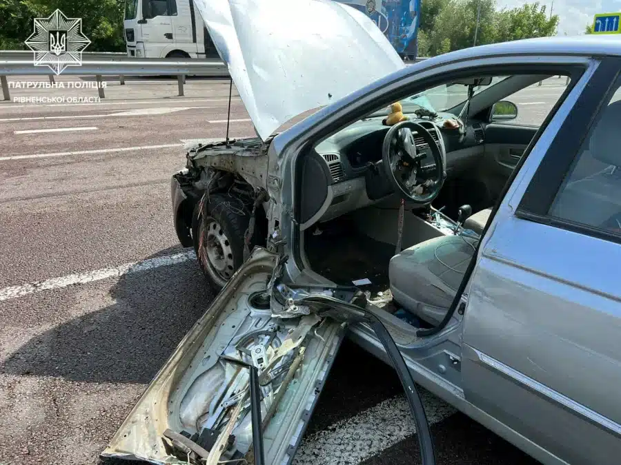 На Дубенщині водій KIA в’їхав у відбійник: у ДТП ніхто не постраждав - фото 2