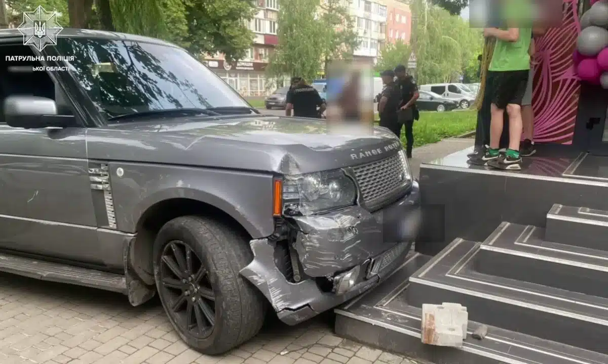 Водій Range Rover в Рівному тікав від патрульних і врізався в магазин
