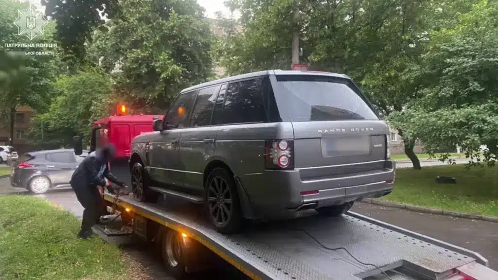 Водій Range Rover в Рівному тікав від патрульних і врізався в магазин - фото 1