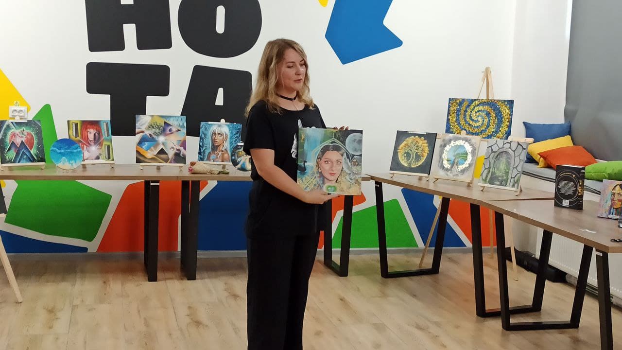 У бібліотеці для молоді презентували виставку рівненської художниці
