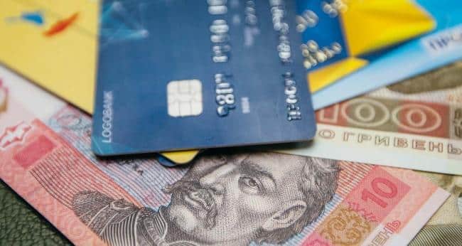 У Рівному жінка вкрала понад 375 тисяч, допомагаючи пенсіонерці з телефоном