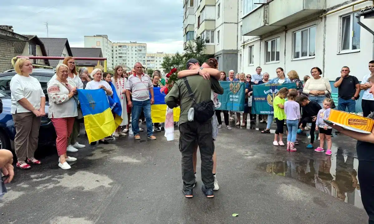 У Костополі тепло зустріли звільненого з полону морпіха Петра Алексійчука