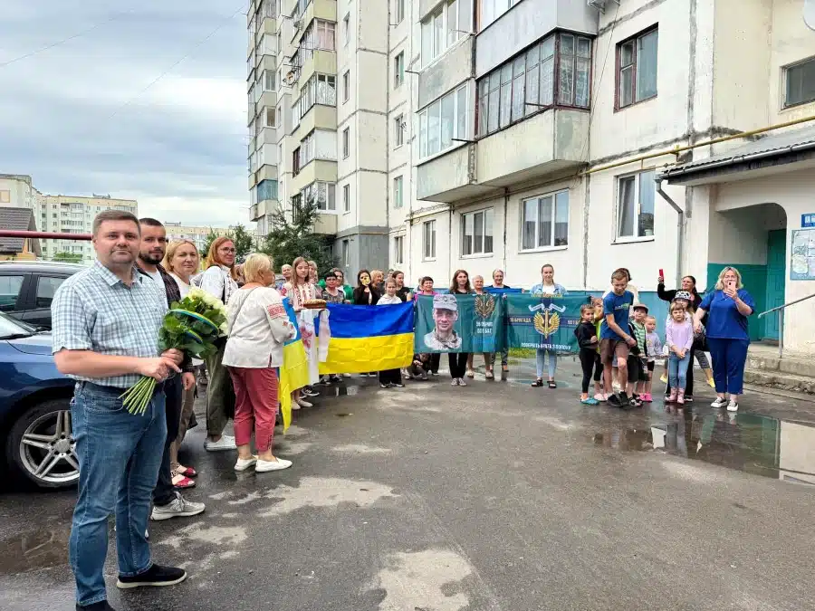 У Костополі тепло зустріли звільненого з полону морпіха Петра Алексійчука - фото 1