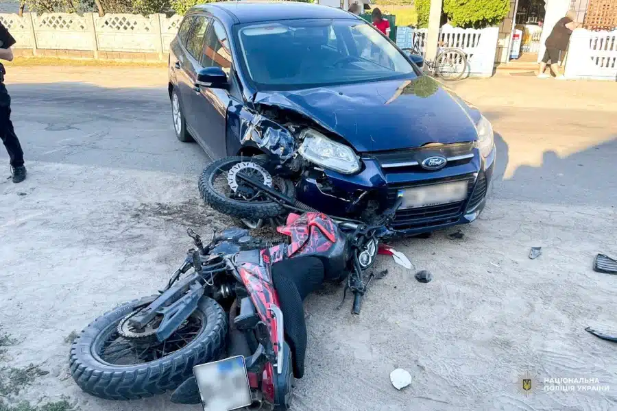 У ДТП на Рівненщині травмувалися двоє неповнолітніх на мотоциклі - фото 1