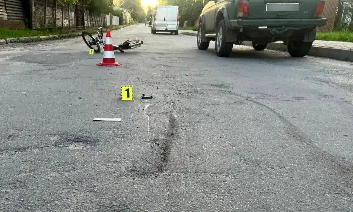 Малолітній велосипедист потрапив під колеса мікроавтобуса у Корці