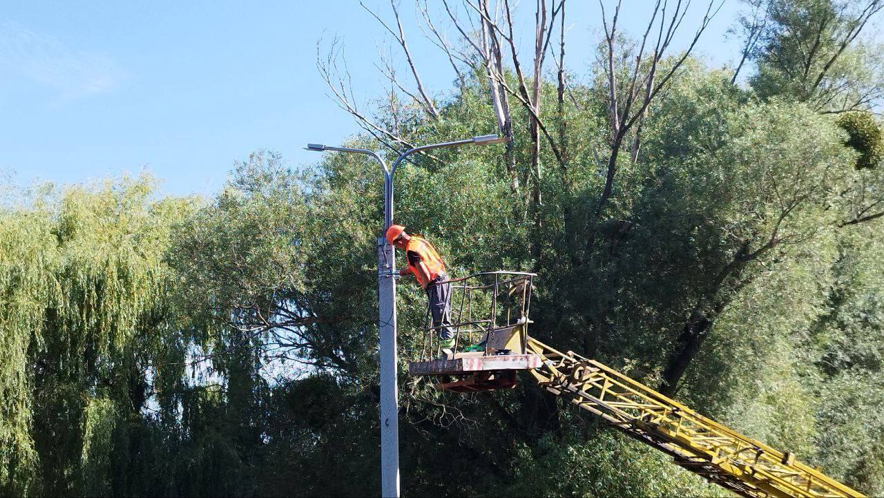 У Рівному облаштували нове освітлення у сквері біля Усті