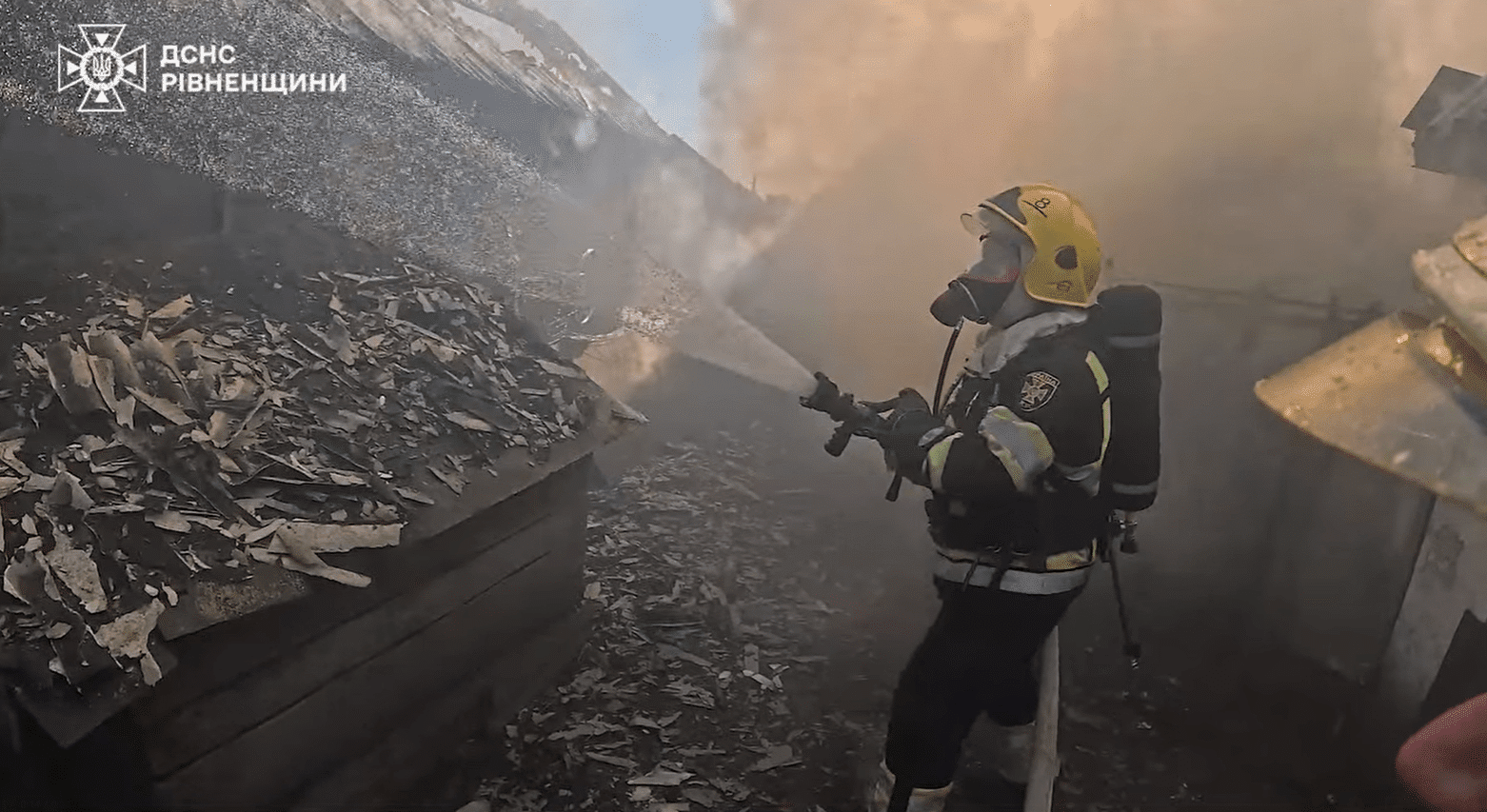 У Сарнах пожежа знищила господарську будівлю та пошкодила сусідню