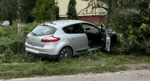 У Дубні легковик влетів у дерево