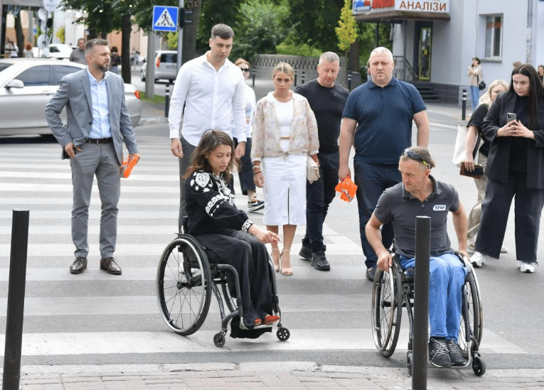 Вперше в Україні: у Рівному відкрили інклюзивний маршрут безбар’єрності - фото 1