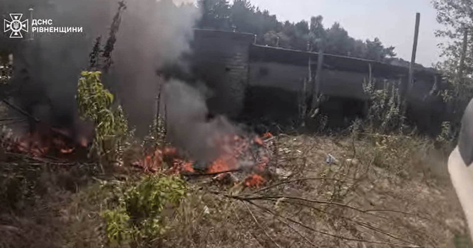 У Вараші рятувальники загасили пожежу сухої трави біля гаражів